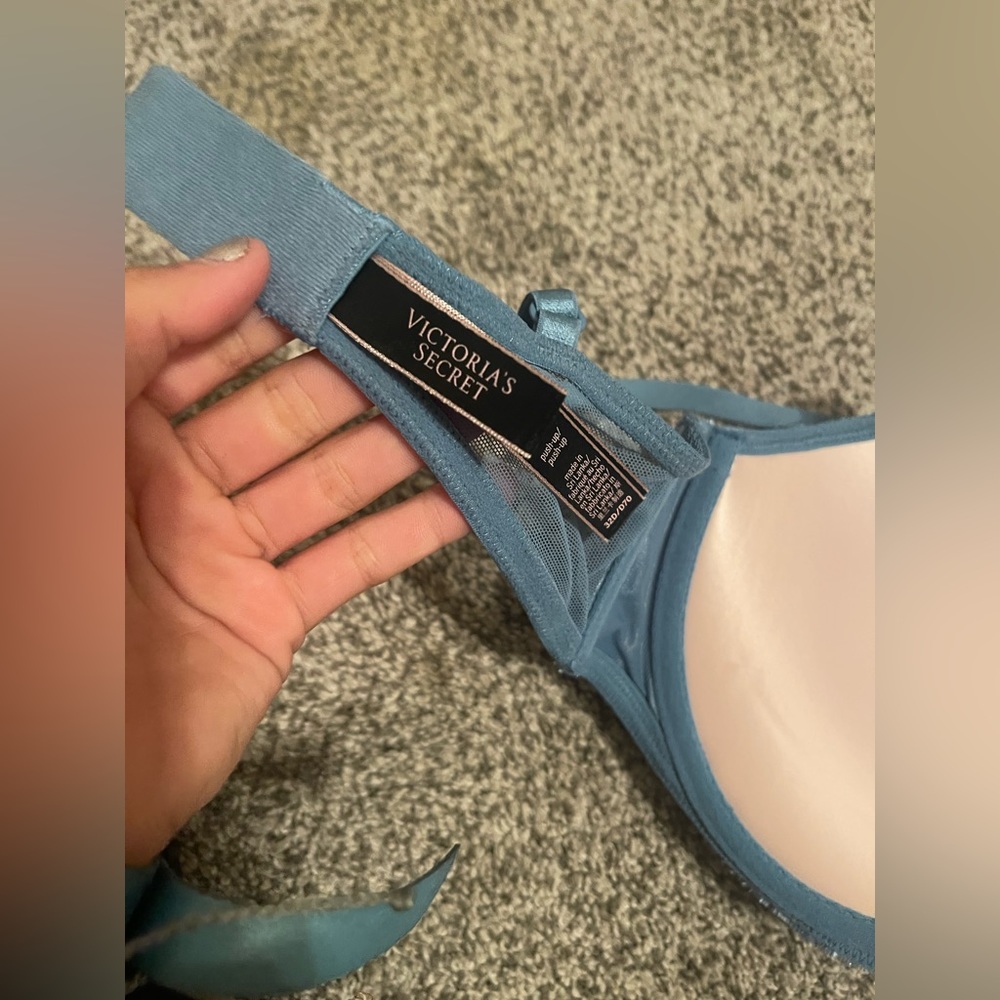 Brand new Victoria, push-up bra - Picture 2 of 4